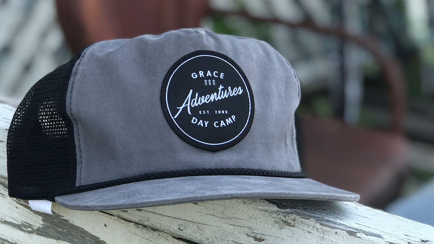Classic dark grey cap with rope and black mesh 